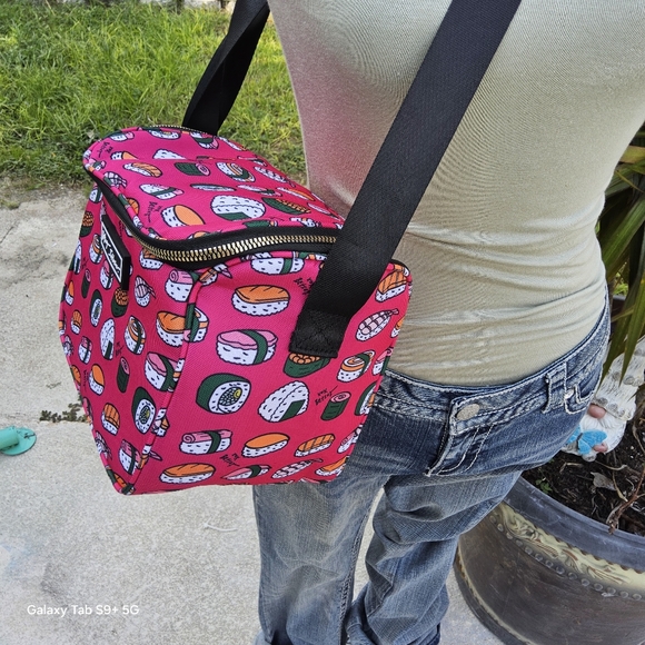 NWT HOT PINK AND SASSY SUSHI BETSEY JOHNSON INSULATED LUNCH TOTE - Picture 3 of 4